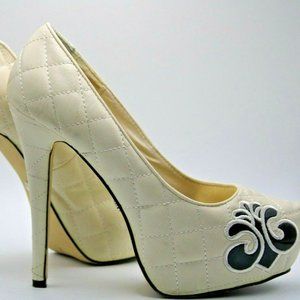 Vintage Dereon Groove Quilted Off White/Black Pump Size 9 US  (Used)